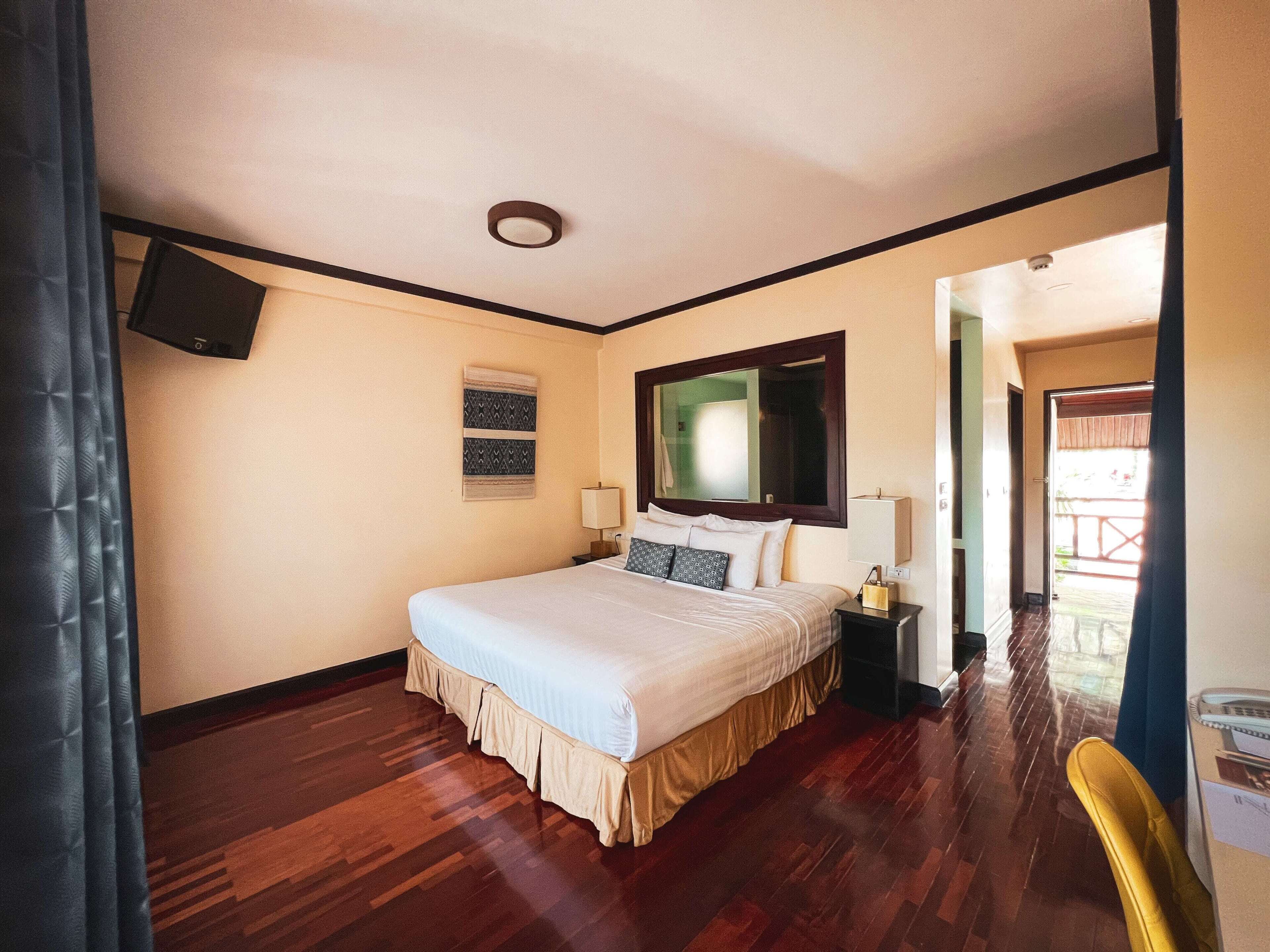 Quarto luxo, 1 cama King, sacada | Vista para o jardim