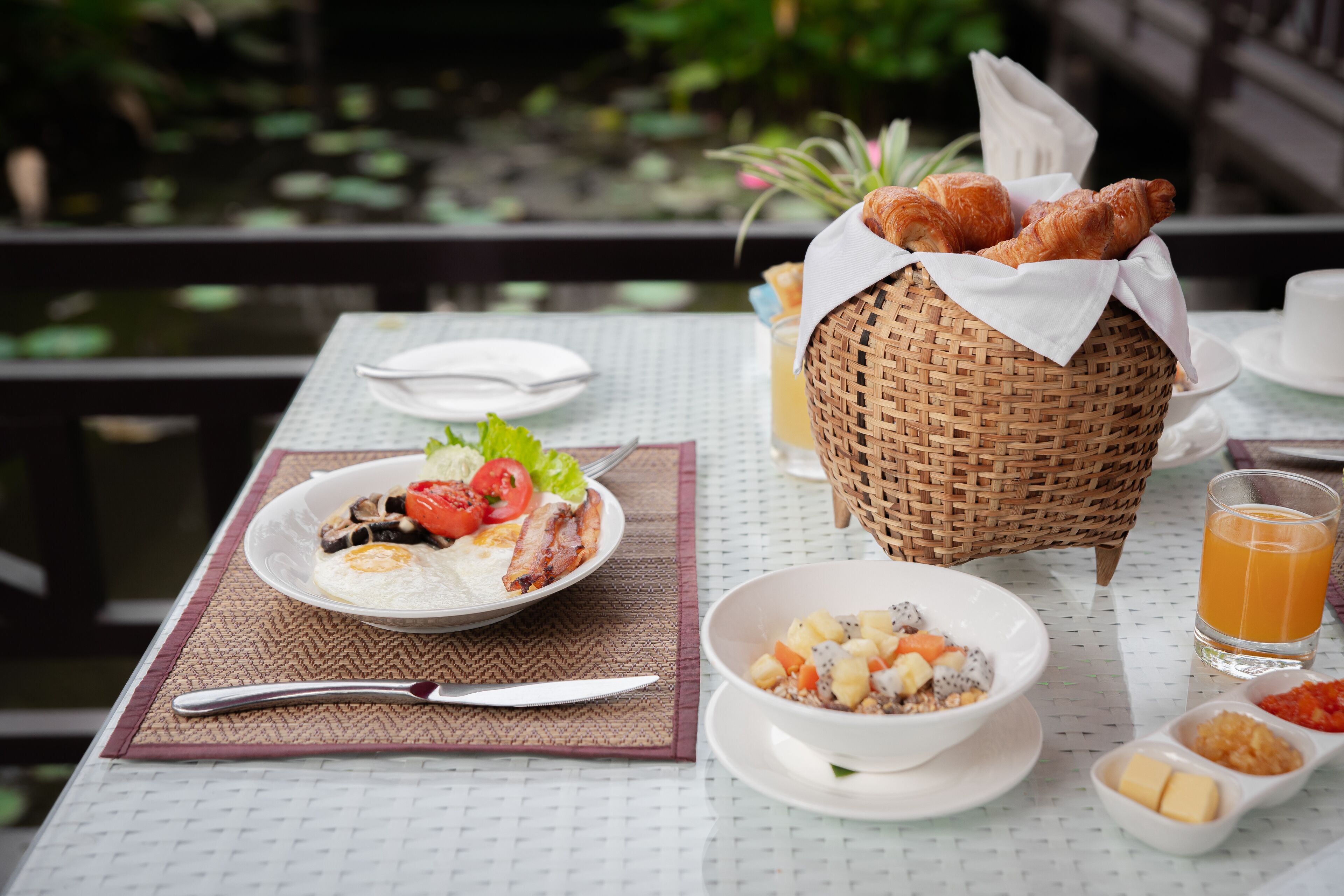 breakfast, lunch, dinner served; laotian cuisine