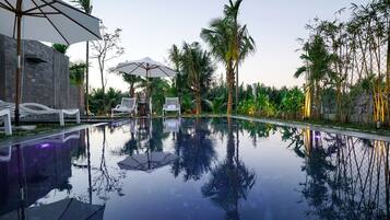 Deluxe Room, Garden View | Infinity pool | Outdoor pool