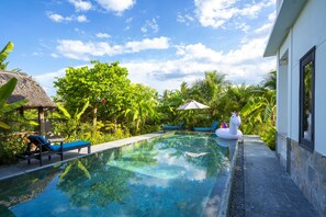 Outdoor pool, sun loungers - Luna Villa Homestay (Da Nang)