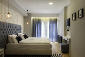 Minibar y escritorio