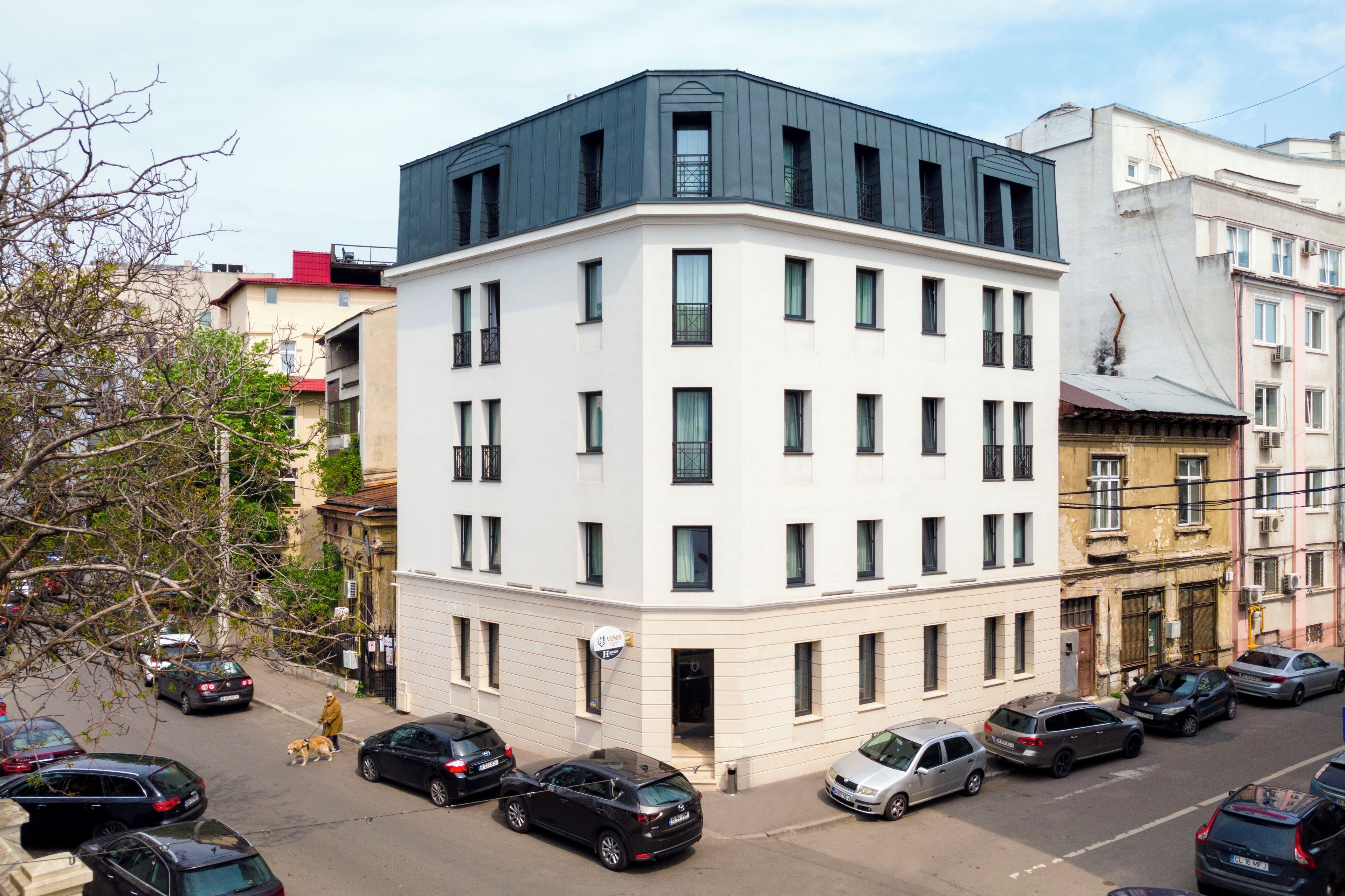 Un edificio de varios pisos con diseño moderno, que cuenta con techo plano y grandes ventanales.