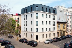 A multi-story building with a modern design, featuring a flat roof and large windows. - Venis Boutique Residence (Bucharest)