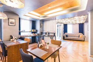 Un salon moderne comprenant un coin repas, une cuisine et un canapé.