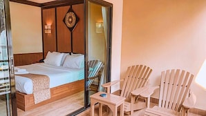 A hotel room with a bed, a table, and two chairs. - La Playa Boutique Resort (Chonburi)