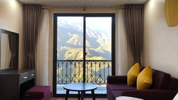 Phòng đôi Deluxe | Két bảo mật tại phòng, bàn, khu vực làm việc phù hợp cho laptop