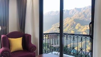 Phòng đôi hoặc 2 giường đơn có tầm nhìn toàn cảnh | Két bảo mật tại phòng, bàn, khu vực làm việc phù hợp cho laptop