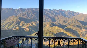 Phòng đôi hoặc 2 giường đơn có tầm nhìn toàn cảnh | Két bảo mật tại phòng, bàn, khu vực làm việc phù hợp cho laptop