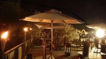 Breakfast, lunch, dinner served; local and international cuisine