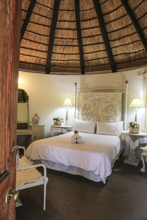 Premium bedding, in-room safe, desk, iron/ironing board - The Green Acorn Guest House (Setsoto)