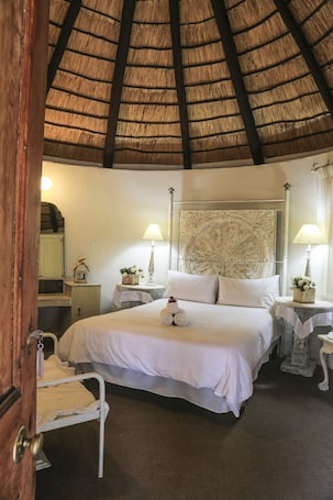 Ropa de cama de alta calidad y caja de seguridad en la habitación