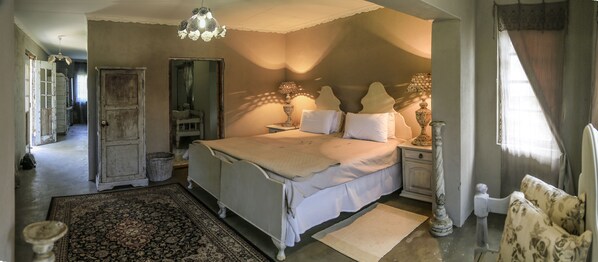 Premium bedding, in-room safe, desk, iron/ironing board - The Green Acorn Guest House (Setsoto)