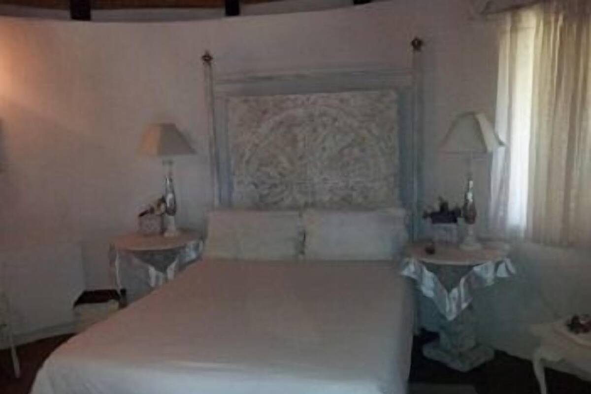 Habitación doble estándar | Ropa de cama de alta calidad y caja de seguridad en la habitación 
