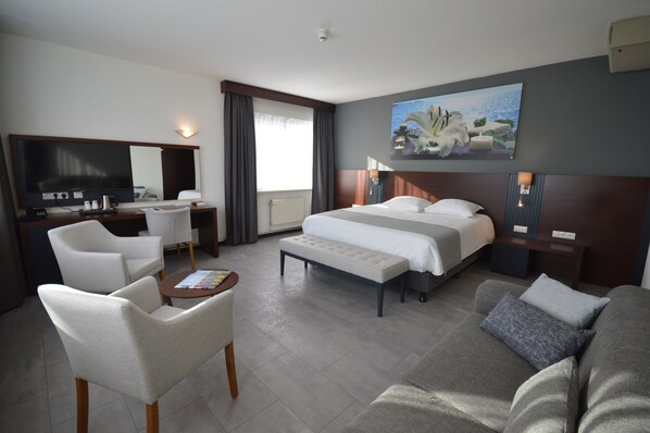 Superior Room | Minibar, in-room safe, desk, iron/ironing board