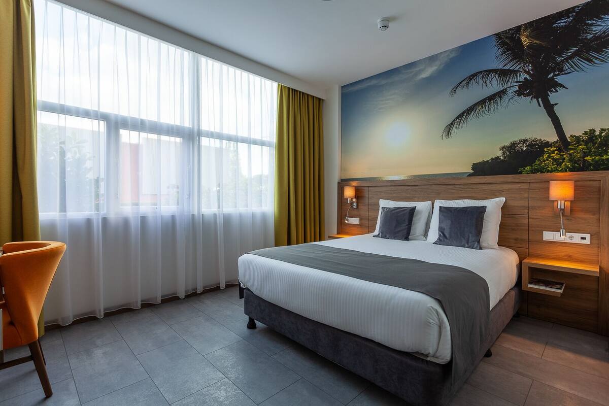 Comfort Double Room, 1 Queen Bed | Minibar, in-room safe, desk, iron/ironing board (on request)