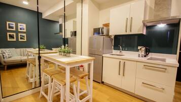 Superior Room, 1 Bedroom, Annex Building | Private kitchenette | Full-sized fridge, microwave, stovetop, rice cooker