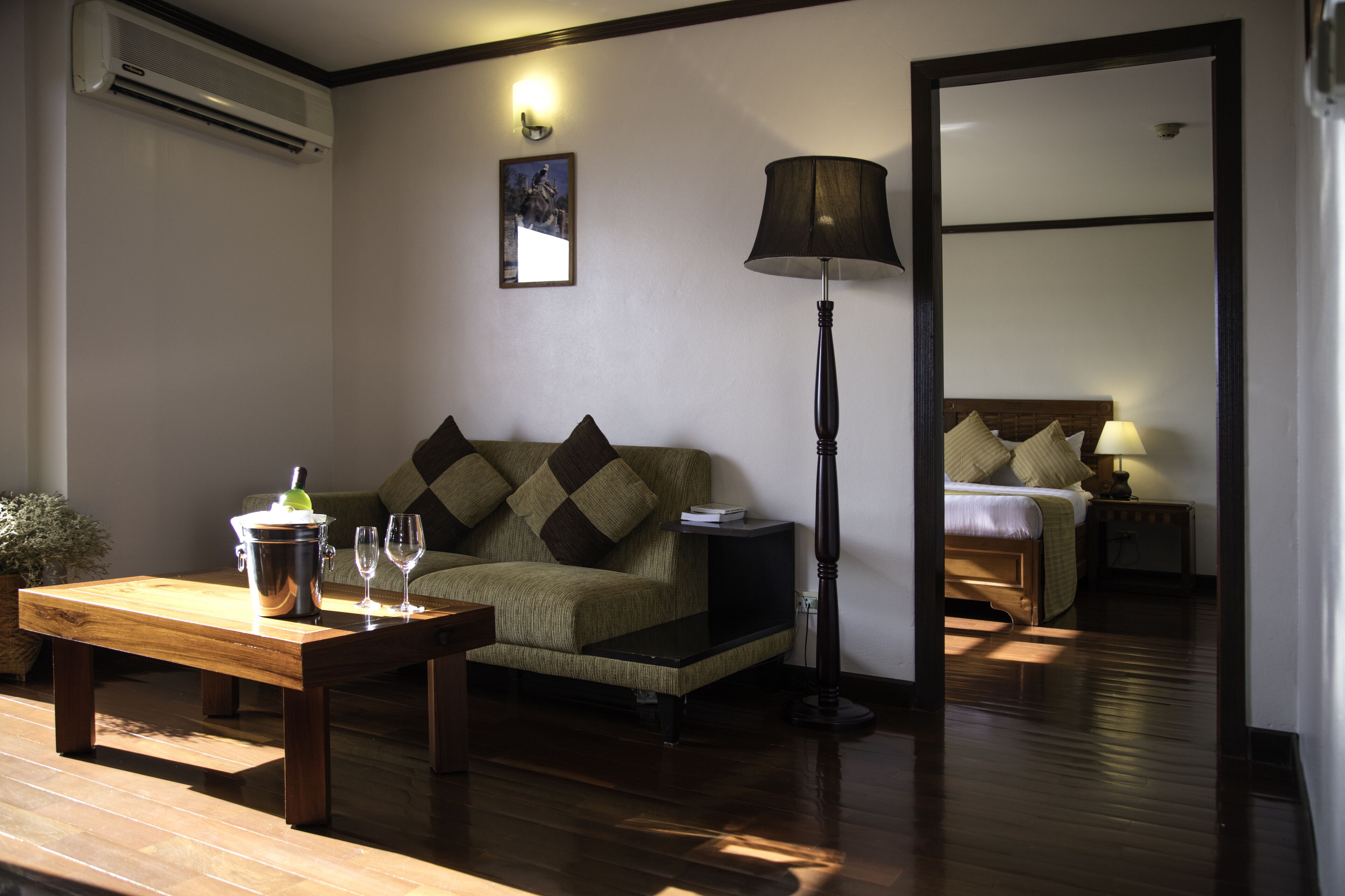 deluxe suite, river view | living area | flat-screen tv