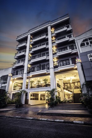 Front of property – evening/night - Lao Orchid Hotel (Vientiane)