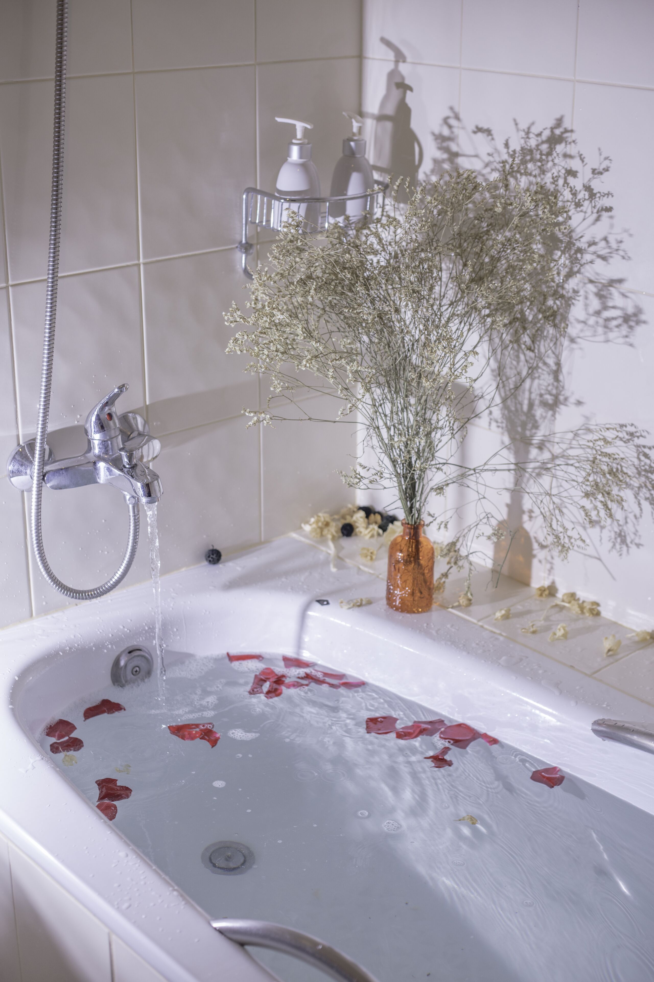 deluxe suite, river view | bathroom | free toiletries, slippers, towels