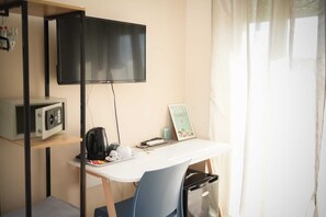 Habitación triple, vistas a la ciudad | Caja fuerte, escritorio, sistema de insonorización y wifi gratis