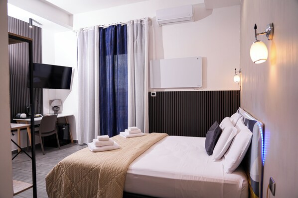 Habitación doble superior, 1 cama doble, bañera de hidromasaje, vistas a la ciudad | Caja fuerte, escritorio, sistema de insonorización y wifi gratis