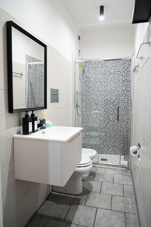 Superior-Doppelzimmer, 1 Doppelbett, Whirlpool, Stadtblick | Badezimmer | Dusche, kostenlose Toilettenartikel, Haartrockner, Bidet