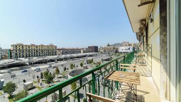 Chambre Double Supérieure, 1 lit double, bain à remous, vue ville | Terrasse/Patio