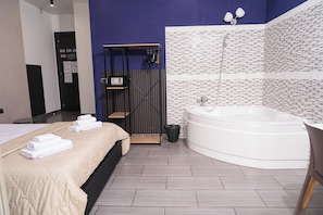 Superior Double Room, 1 Double Bed, Jetted Tub, City View | 1 bedroom, in-room safe, desk, soundproofing