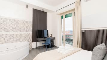 Quarto casal superior, 1 cama de casal, vista para a cidade | Cofres nos quartos, escrivaninha, quartos à prova de som