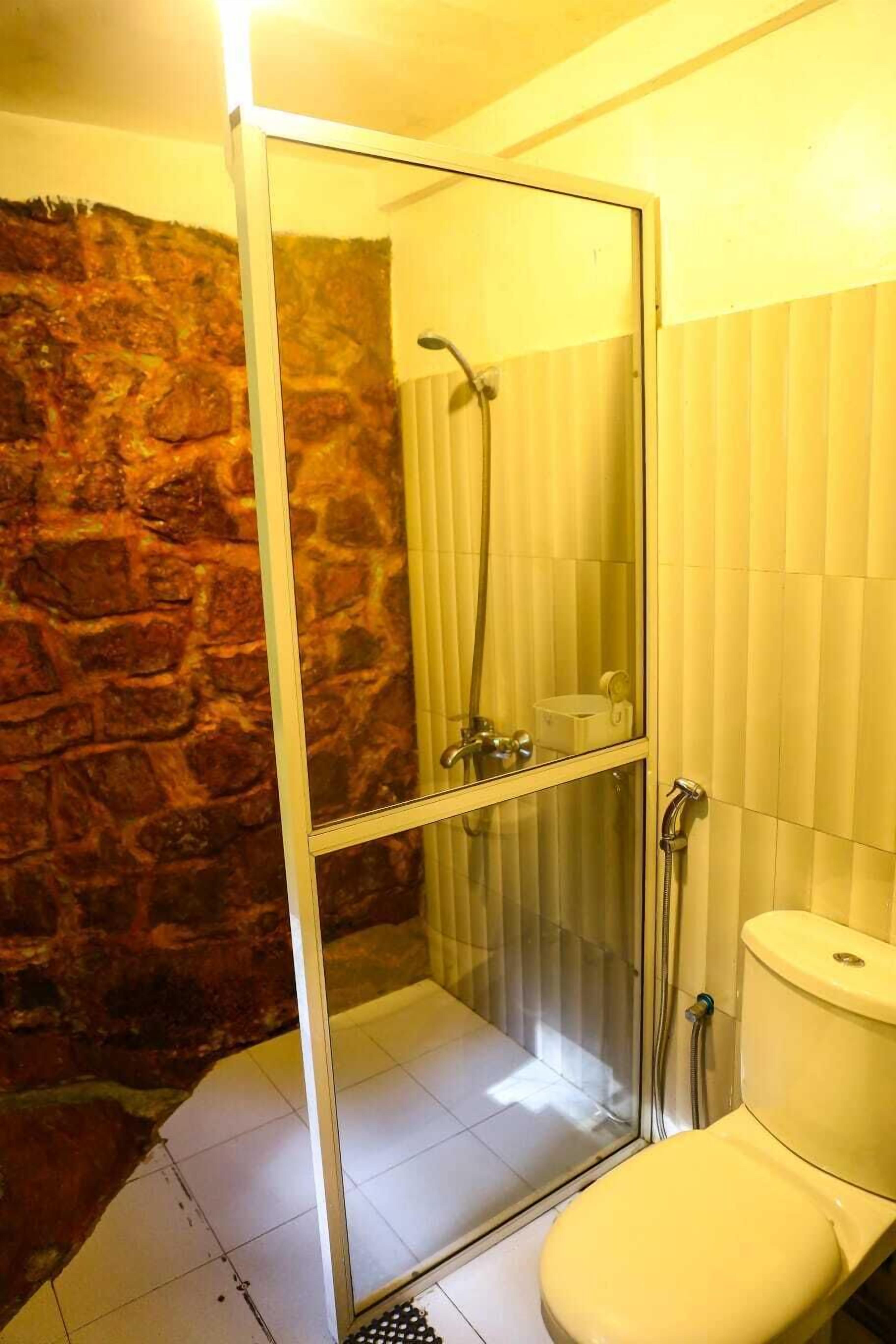 Shower, free toiletries, towels