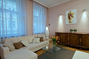 46-inch flat-screen TV with cable channels, TV, Netflix - Holec Apartments (Prague)