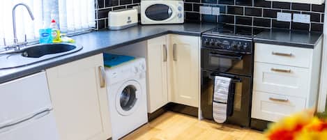 Appartement, salle de bain privée (One Bedroom ) | Cuisine partagée
