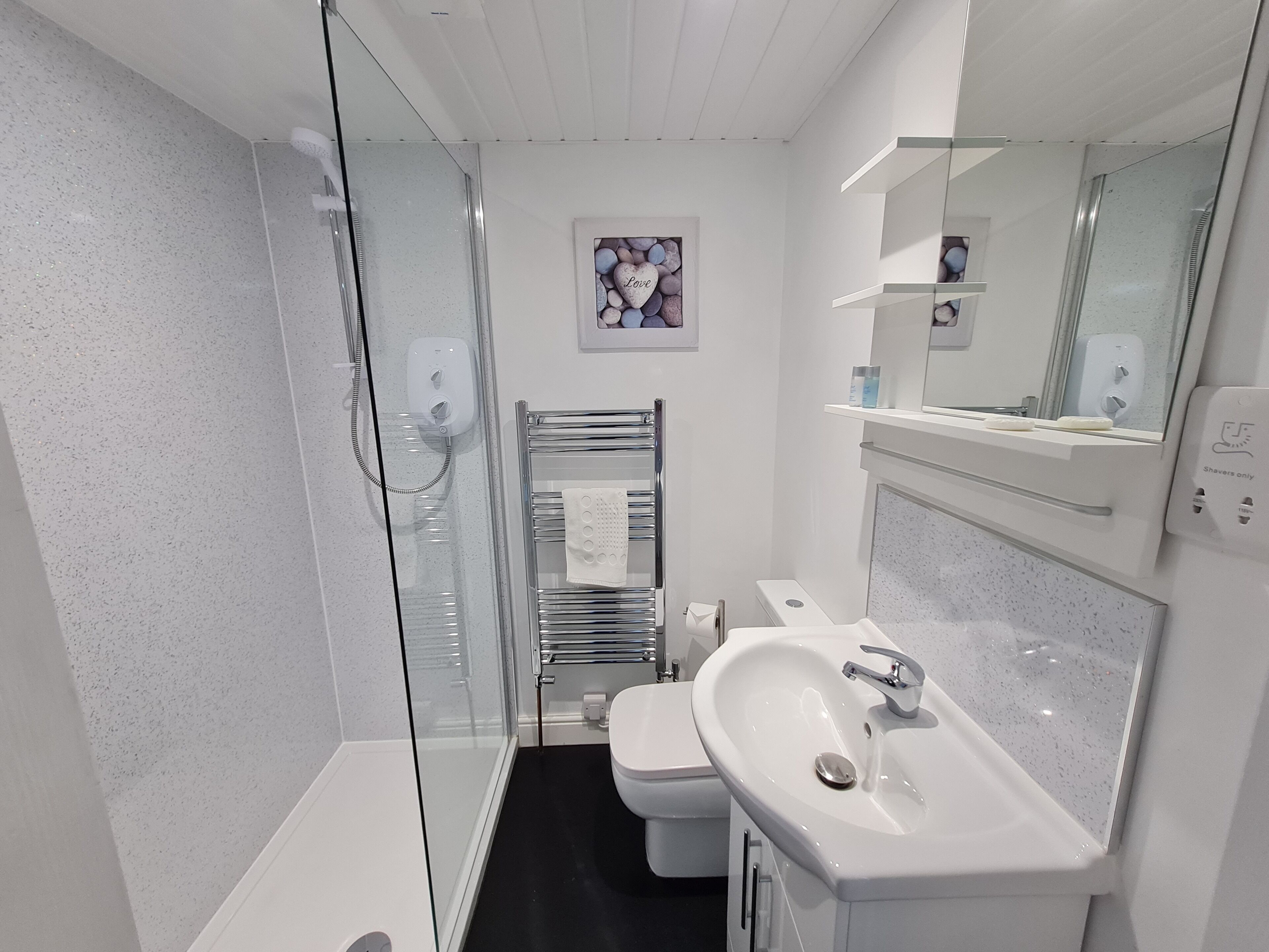 deluxe double or twin room (2nd floor) | bathroom | hair dryer, towels