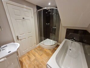 Apartment, 2 Bedrooms | Bathroom | Hair dryer, towels