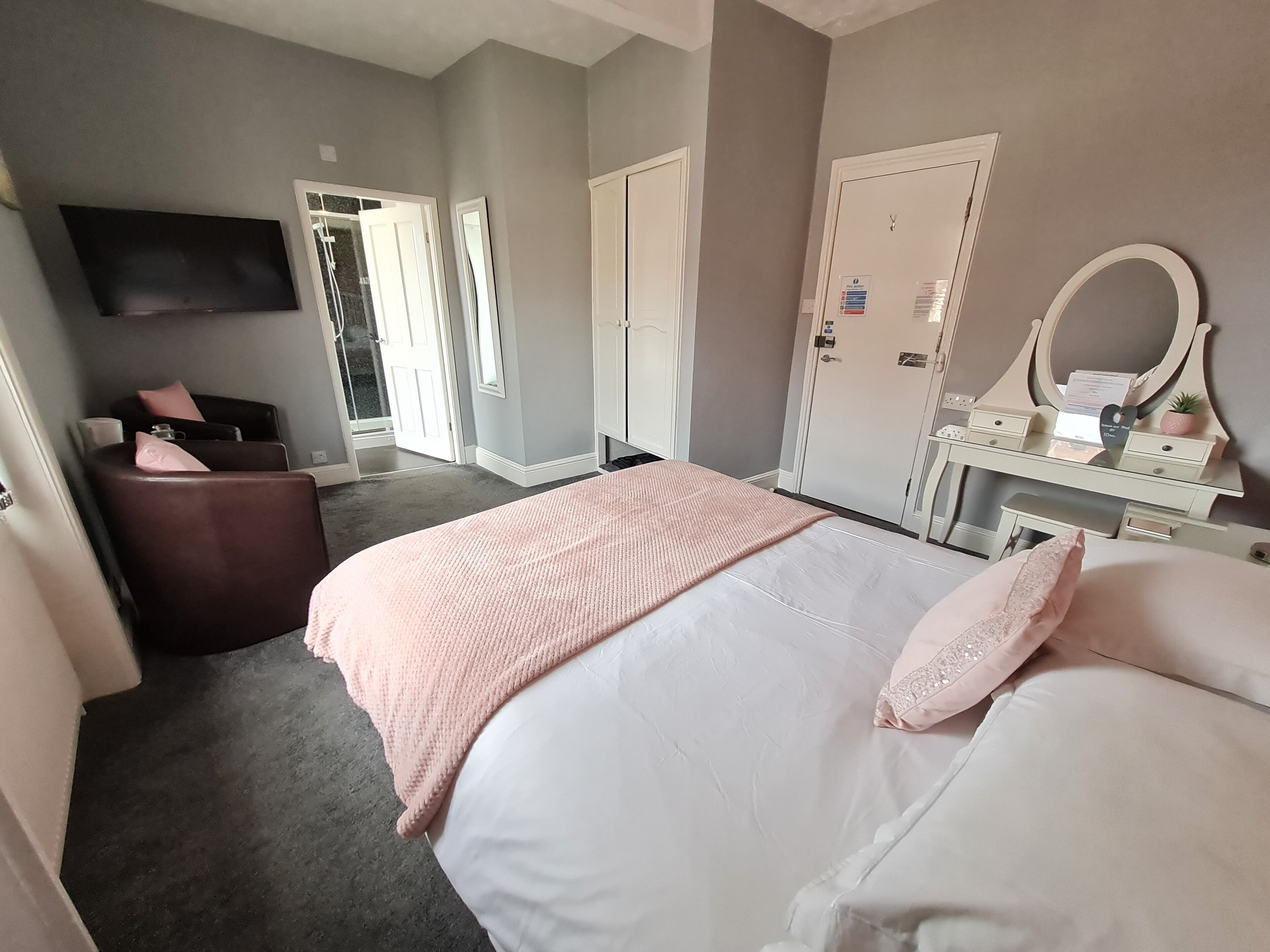 deluxe double room, 1 king bed (2nd floor) | 1 bedroom, blackout curtains, bed sheets