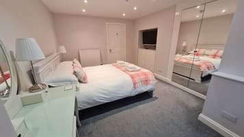 Appartement, 2 chambres | Rideaux occultants, draps fournis