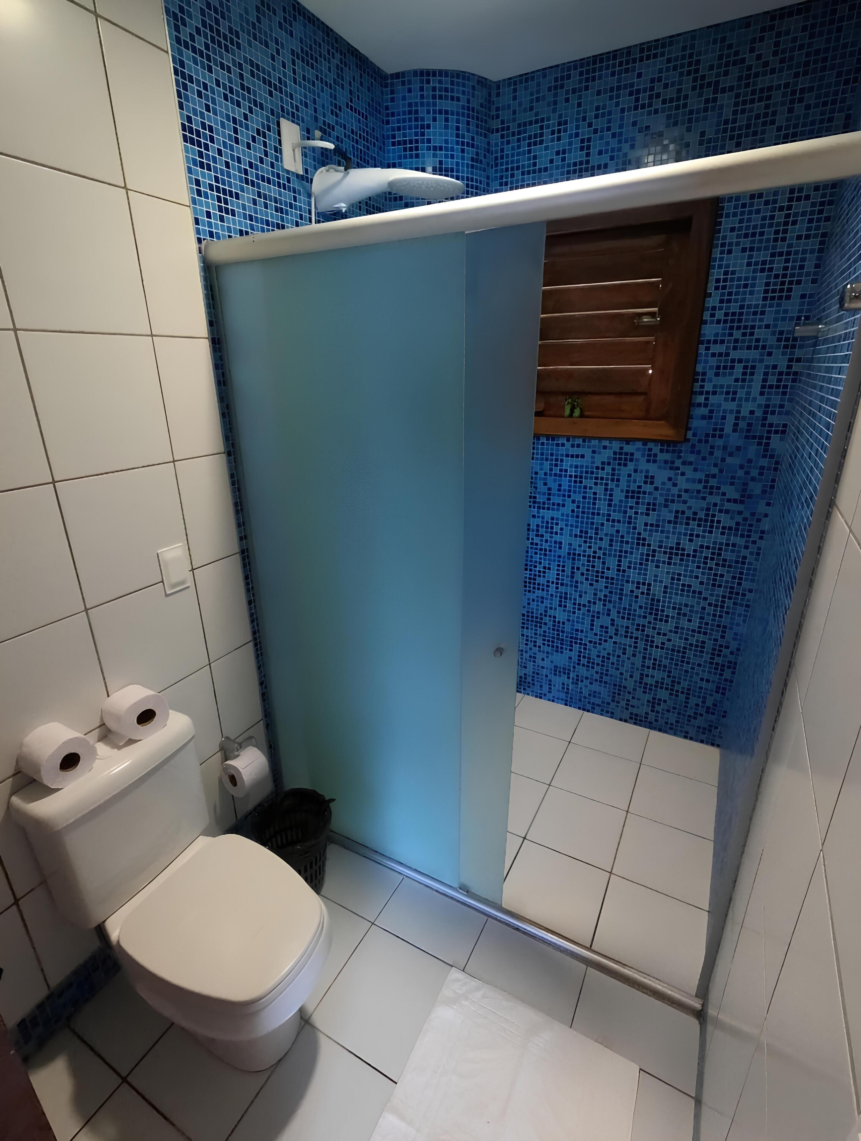 suíte superior com vista para o mar | bathroom | shower, free toiletries, towels