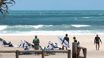 Plage, navette pour la plage, serviettes de plage, planche à voile