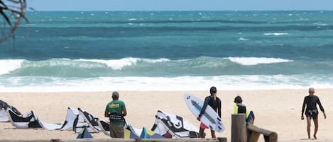 Plage, navette pour la plage, serviettes de plage, planche Ă voile