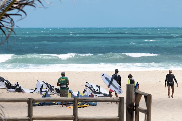 Trên bãi biển, xe đưa đón bãi biển, khăn tắm biển, lướt ván buồm