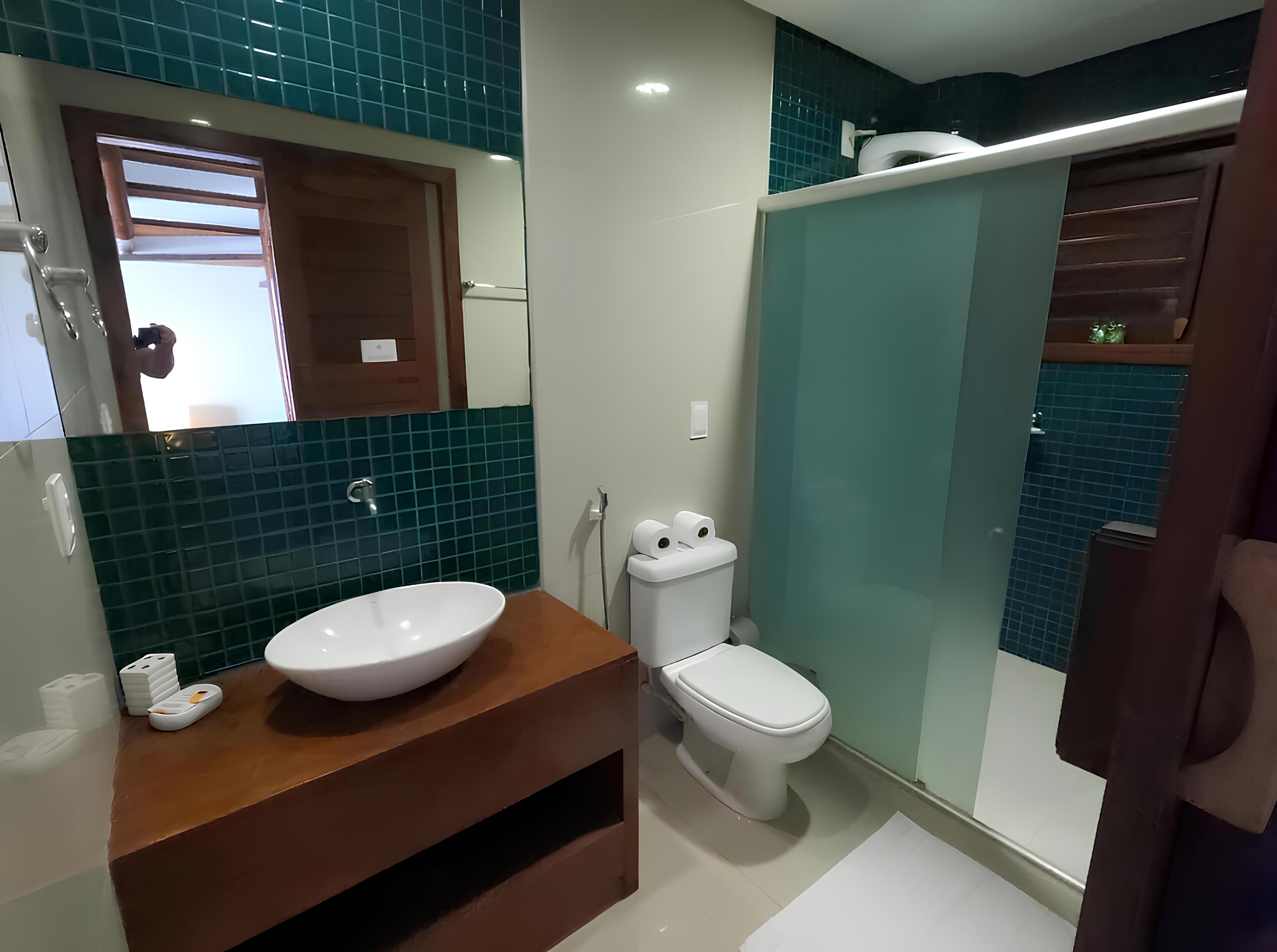 estúdio com vista do mar | bathroom | shower, free toiletries, towels