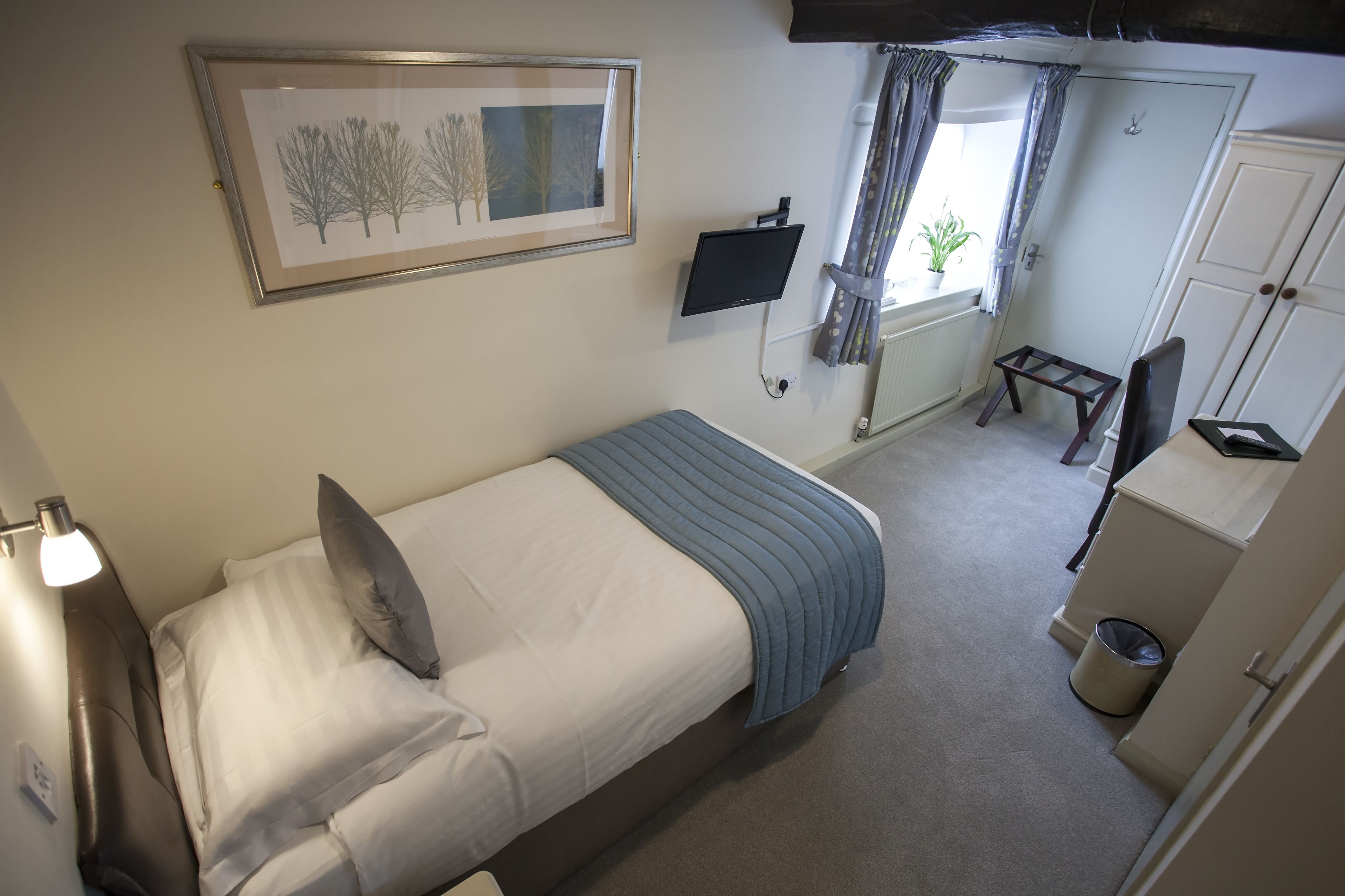 single room | desk, free wifi, bed sheets