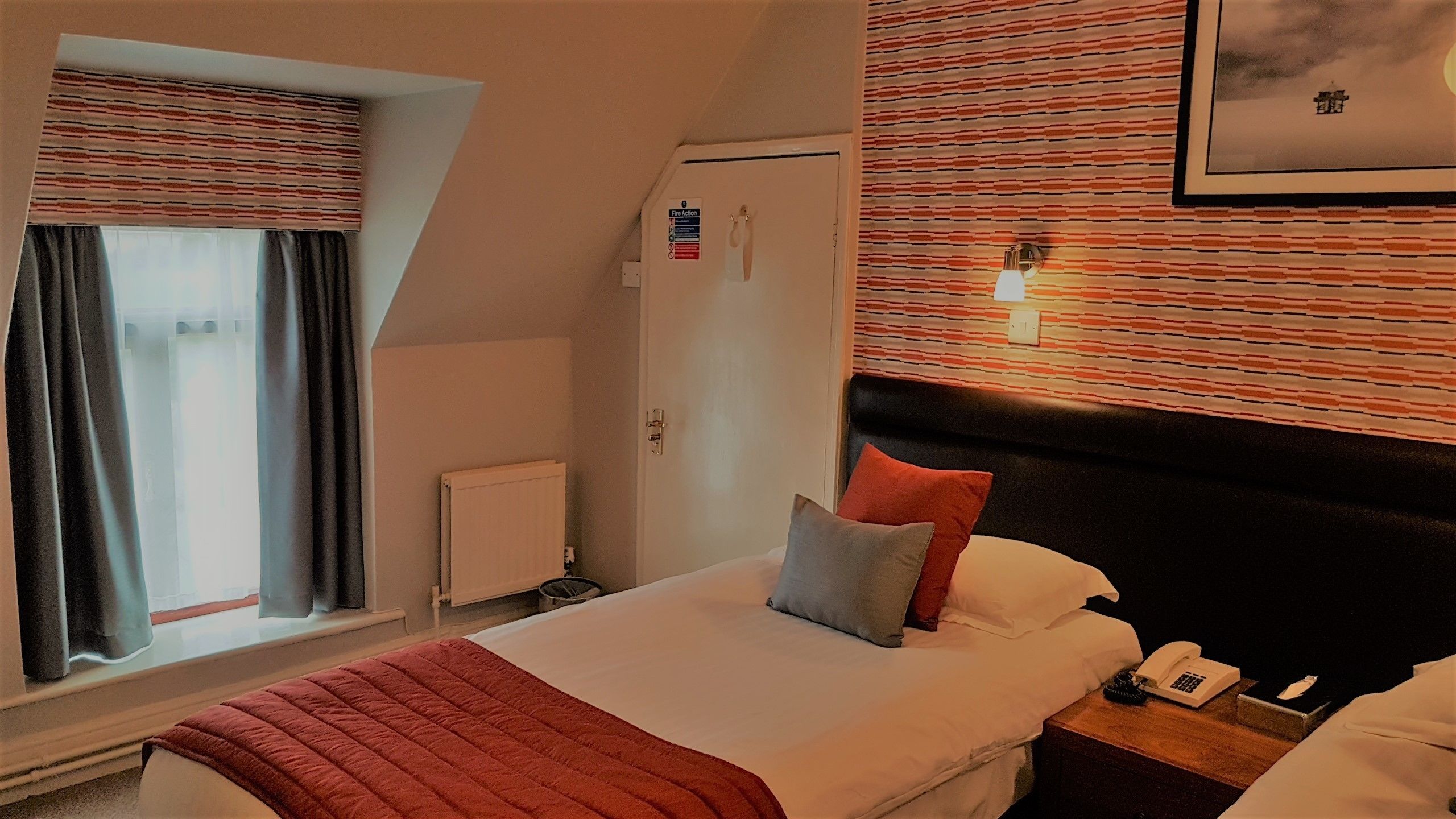 twin room | desk, free wifi, bed sheets