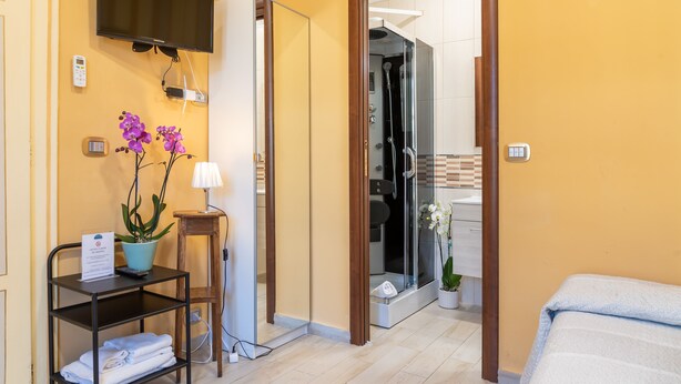 Economy Single Room | WiFi (free), bed sheets - B&B Central Station (Turin)