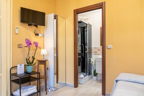 Economy Single Room | Free WiFi, bed sheets - B&B Central Station (Turin)