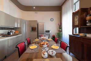 Petit déjeuner complet (5 EUR par personne)