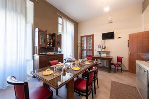 Petit déjeuner complet (5 EUR par personne)