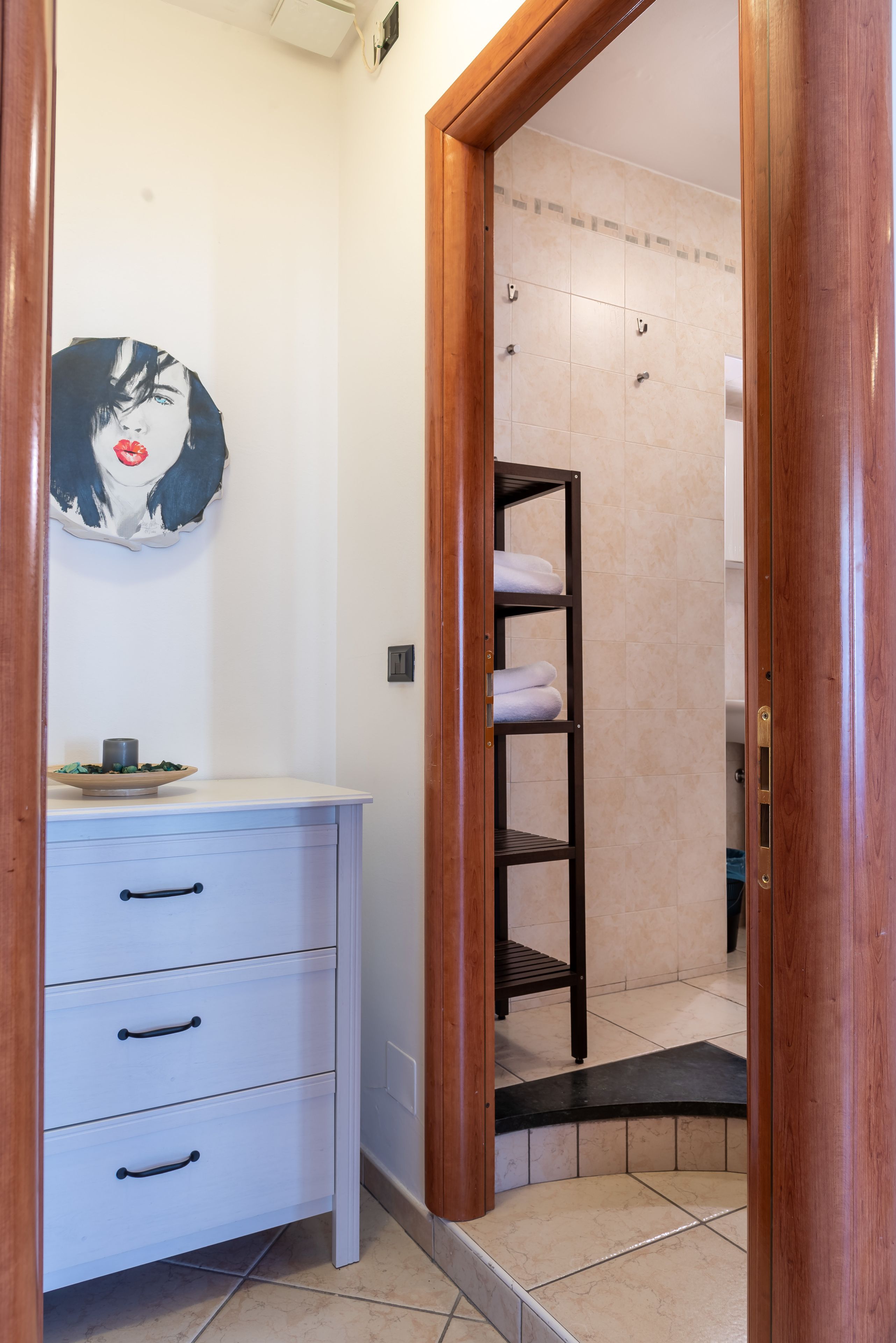 Comfort Triple Room | Bathroom | Shower, free toiletries, hair dryer, towels