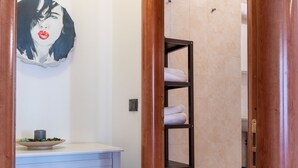 Comfort Triple Room | Bathroom | Shower, free toiletries, hair dryer, towels - B&B Central Station (Turin)