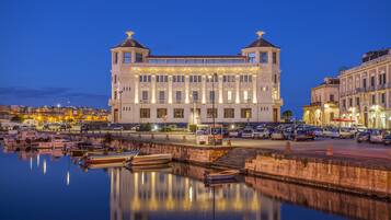 Voorkant accommodatie - avond/nacht